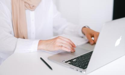 Woman using a laptop - FR